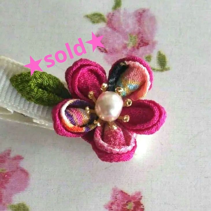 ＊大人かわいい＊ 小梅のヘアクリップ 濃桜 つまみ細工 古典柄