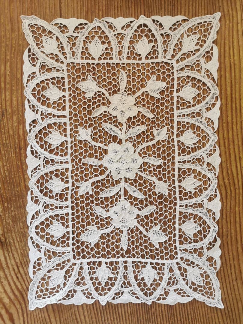 アンティーク イタリア ポワンドヴェニスローズ 薔薇と蕾 リネンレースランナー