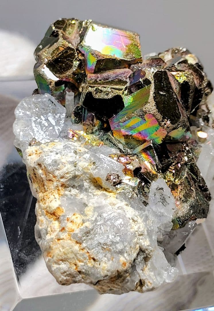 【コレクター向】レインボーパイライト イリデッセンスパイライト 水晶 共生