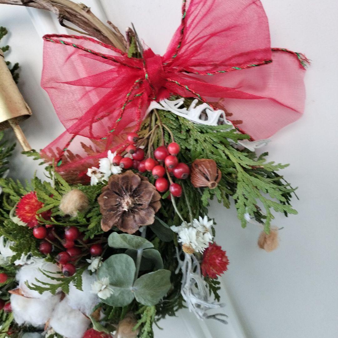 カウベルの優しい音色　コニファーと赤い実のドライフラワークリスマスリース