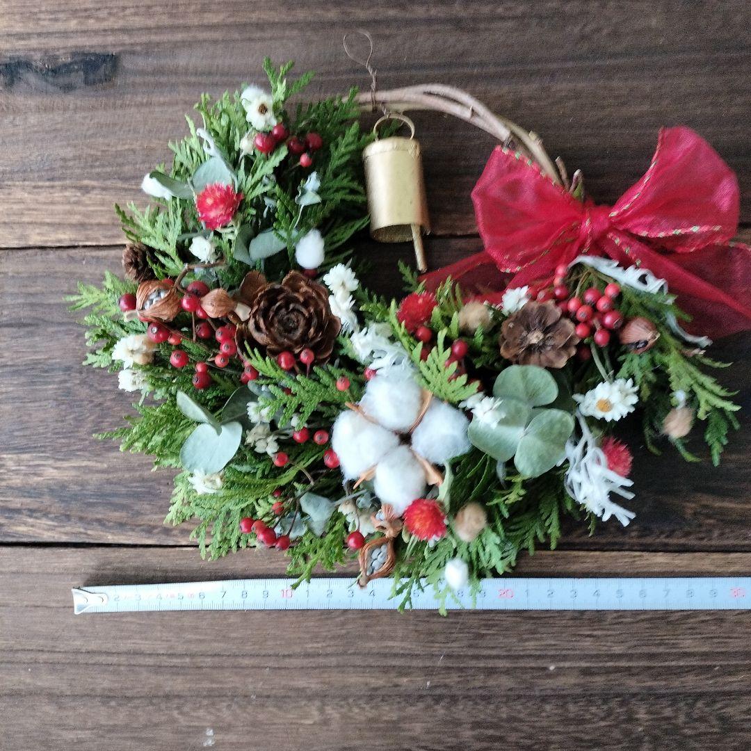 カウベルの優しい音色　コニファーと赤い実のドライフラワークリスマスリース