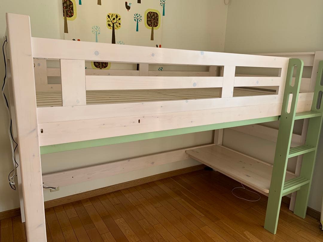 ☆木製ロフトベッド☆ ホワイト　グリーンはしご　テーブル付き！