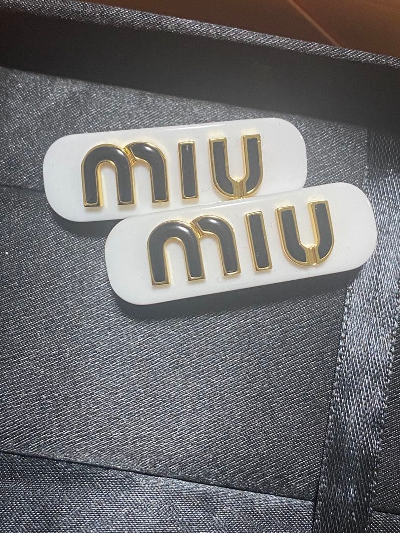 miu miu ロゴヘアピンセット　白