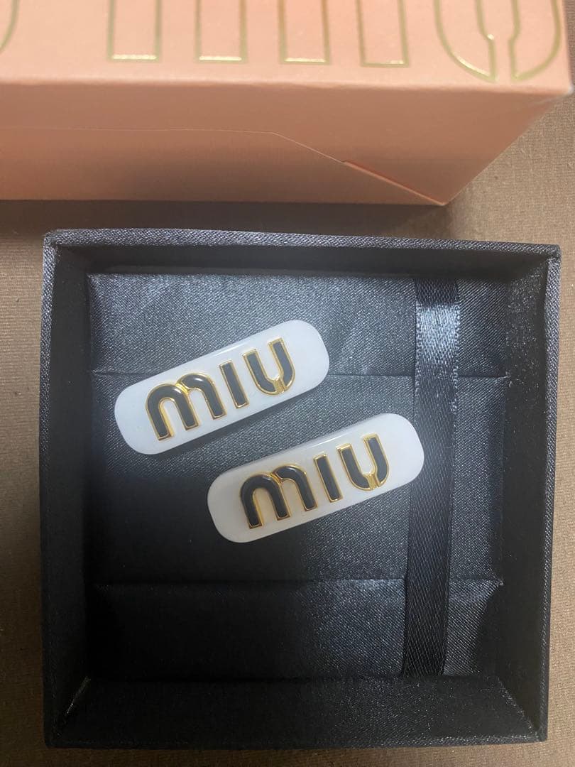 miu miu ロゴヘアピンセット　白