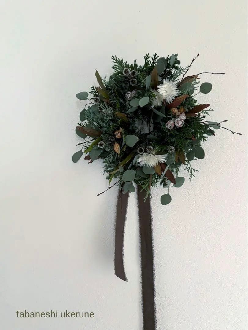 ポポラスと数種類の針葉樹をシックに紡いだ　落ち着いた雰囲気の　クリスマス　リース