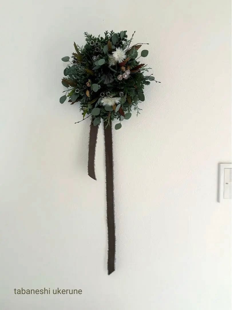 ポポラスと数種類の針葉樹をシックに紡いだ　落ち着いた雰囲気の　クリスマス　リース