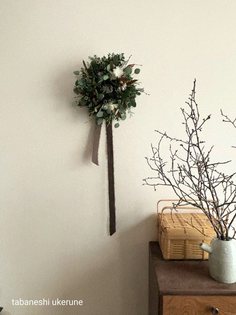 ポポラスと数種類の針葉樹をシックに紡いだ　落ち着いた雰囲気の　クリスマス　リース