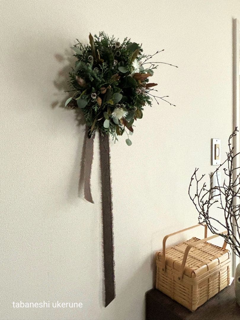 ポポラスと数種類の針葉樹をシックに紡いだ　落ち着いた雰囲気の　クリスマス　リース