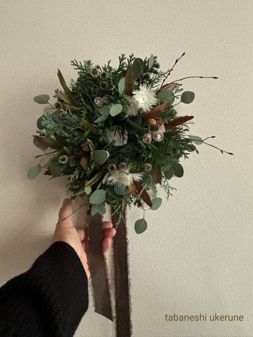 ポポラスと数種類の針葉樹をシックに紡いだ　落ち着いた雰囲気の　クリスマス　リース