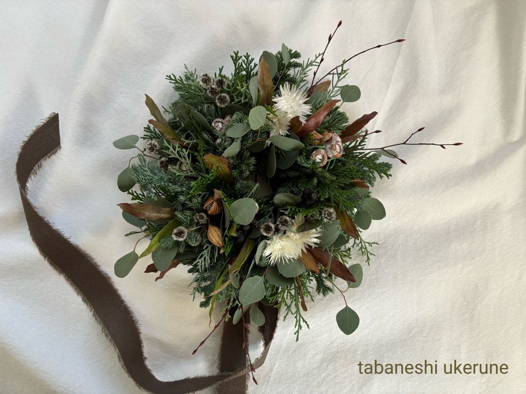 ポポラスと数種類の針葉樹をシックに紡いだ　落ち着いた雰囲気の　クリスマス　リース