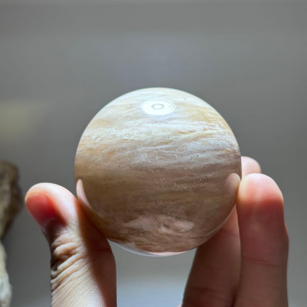 天然石ムーンストーンのでスフィア　丸玉　置物G.271