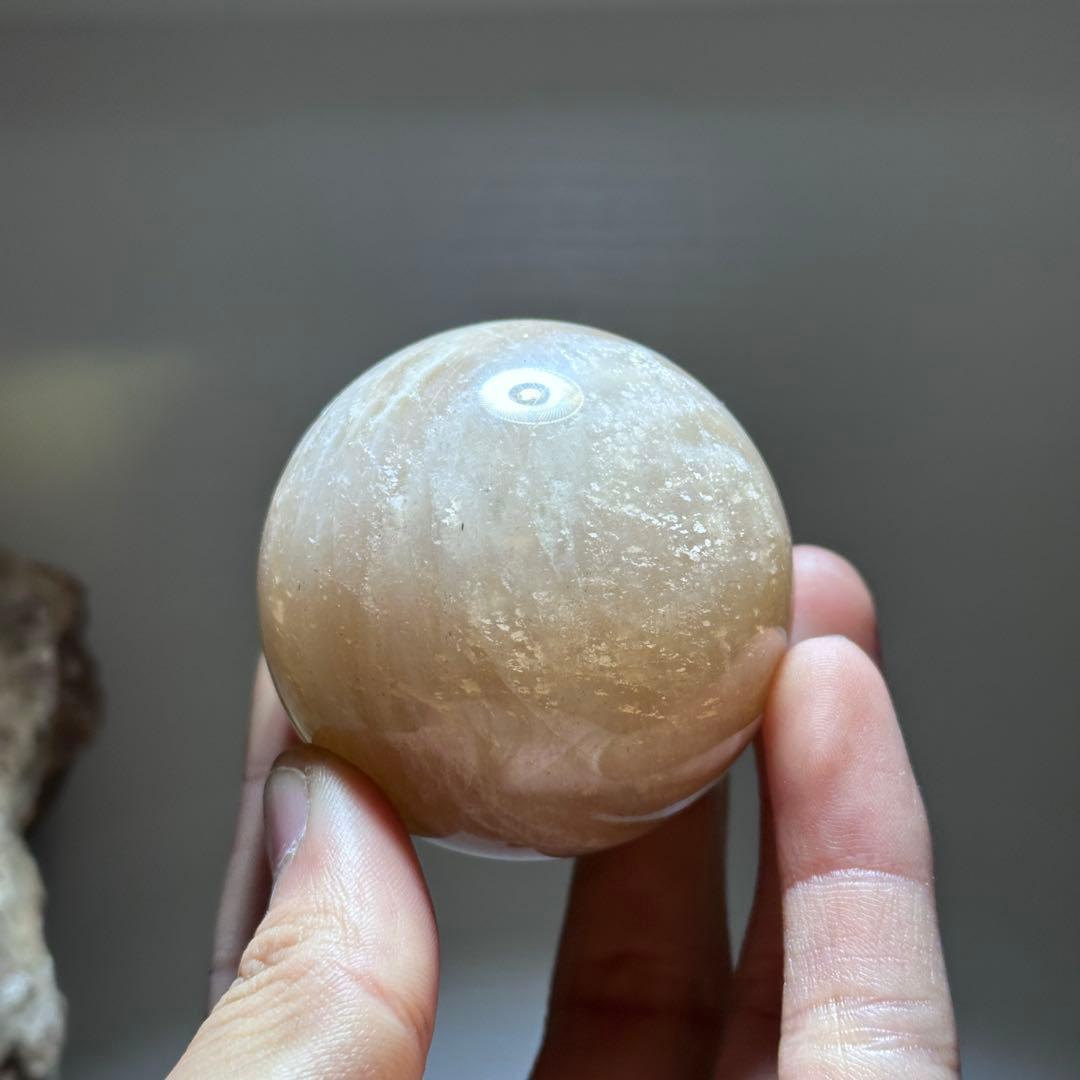 天然石ムーンストーンのでスフィア　丸玉　置物G.271