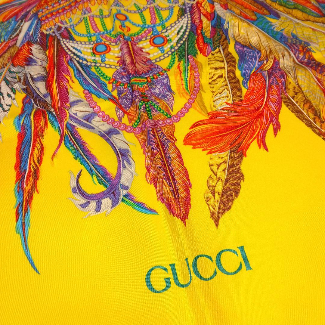 GUCCI グッチ　カラフル羽根のモチーフ　イタリア製 シルクスカーフ　黄色