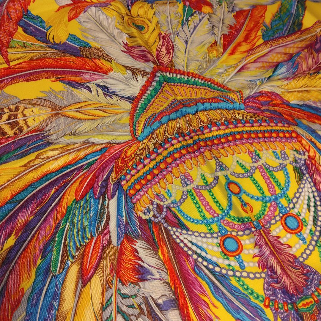 GUCCI グッチ　カラフル羽根のモチーフ　イタリア製 シルクスカーフ　黄色