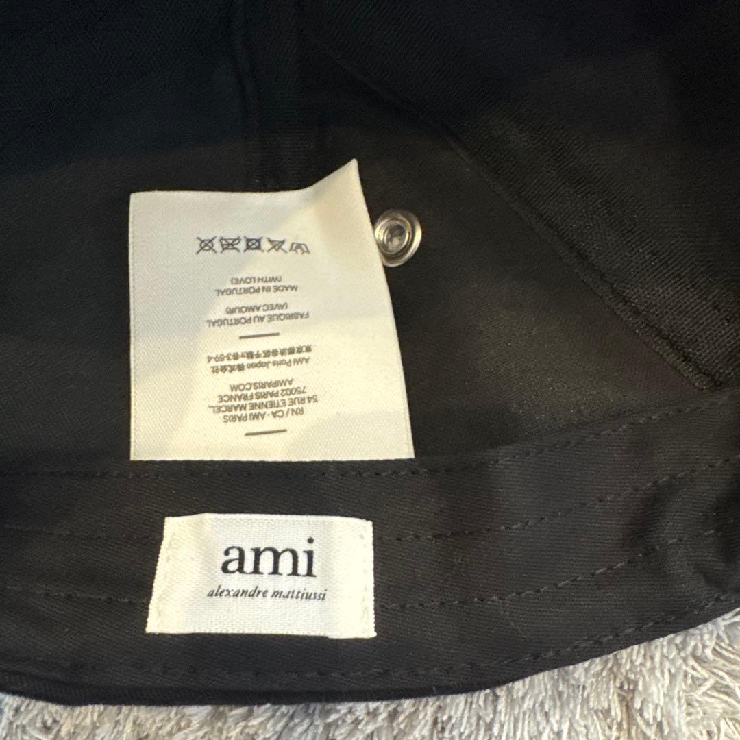 ami ハート型ロゴ 黒キャップ