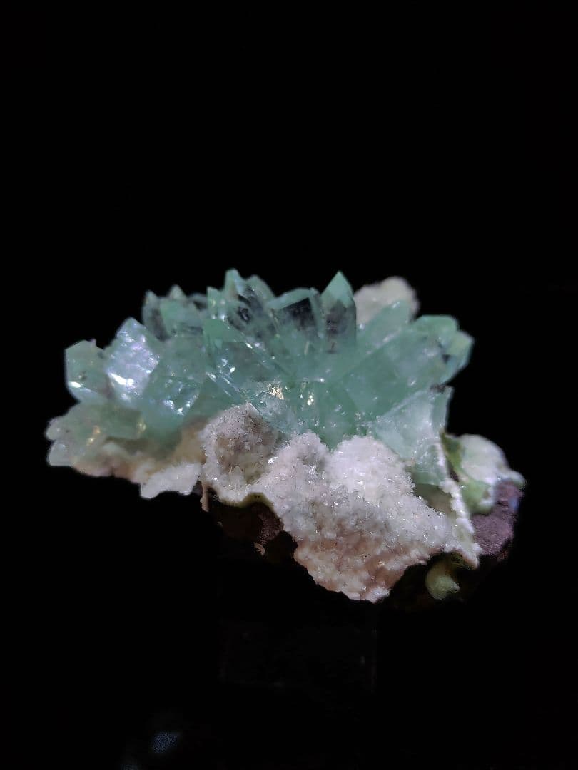 アポフィライト 魚眼石 鉱石 鉱物 ミネラル 標本 原石 母岩付き 犬牙状