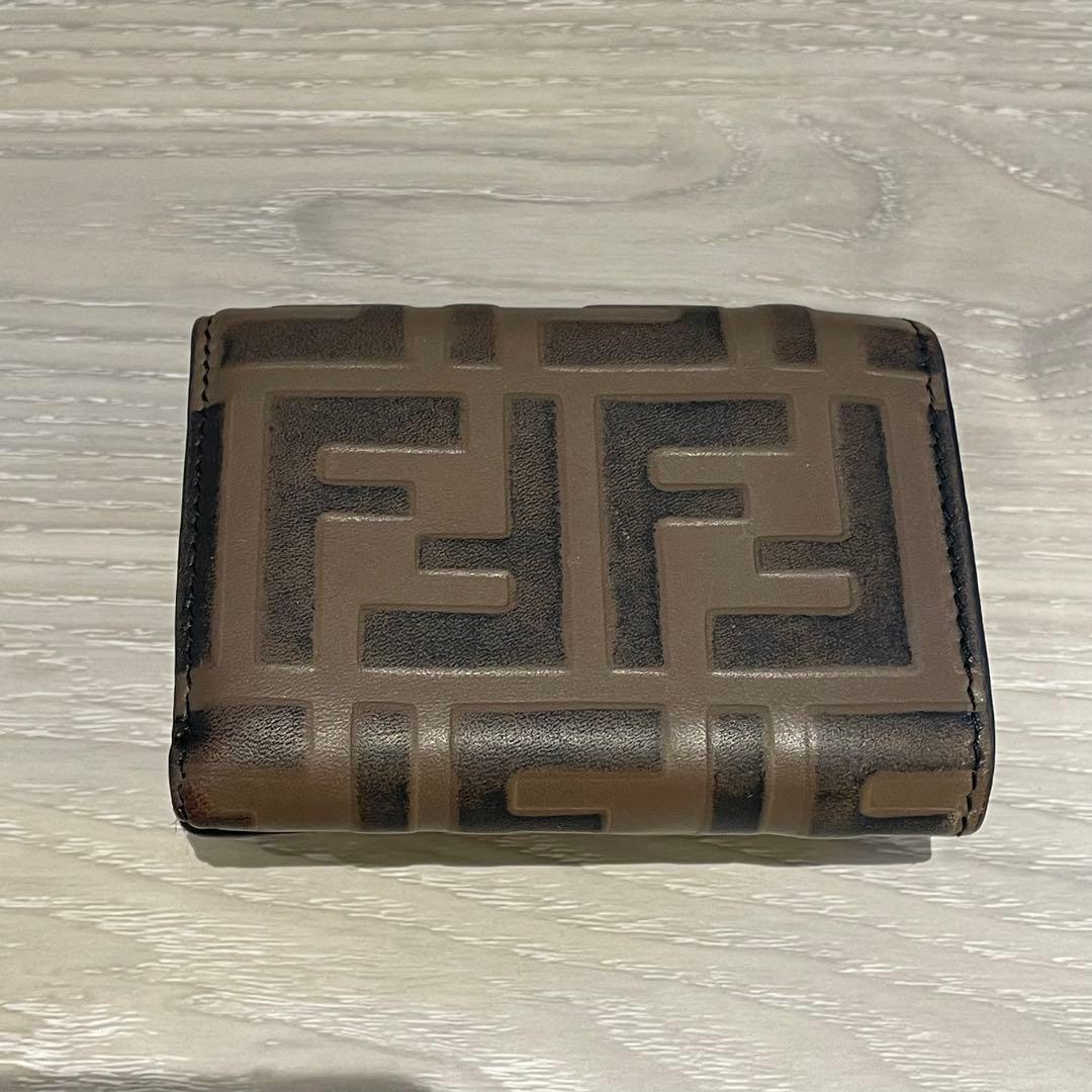 フェンディ マイクロ トリフォールド ウォレット ブラウン 折り財布 ズッカ柄