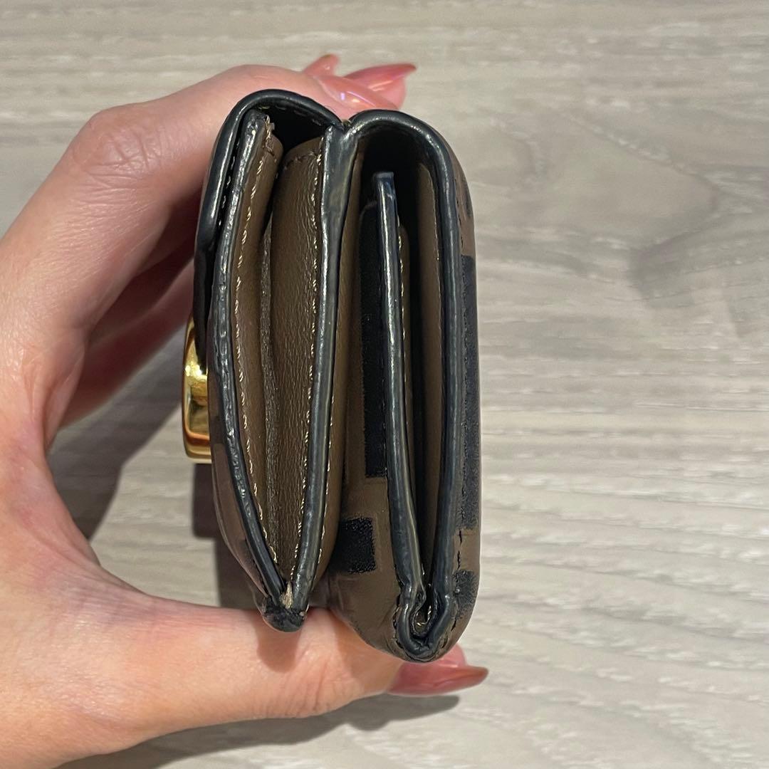 フェンディ マイクロ トリフォールド ウォレット ブラウン 折り財布 ズッカ柄