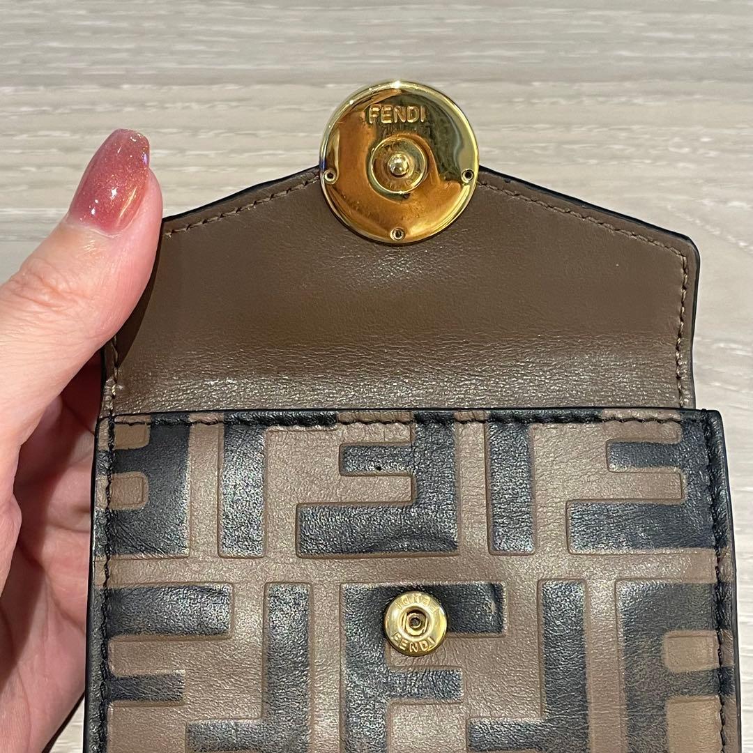 フェンディ マイクロ トリフォールド ウォレット ブラウン 折り財布 ズッカ柄