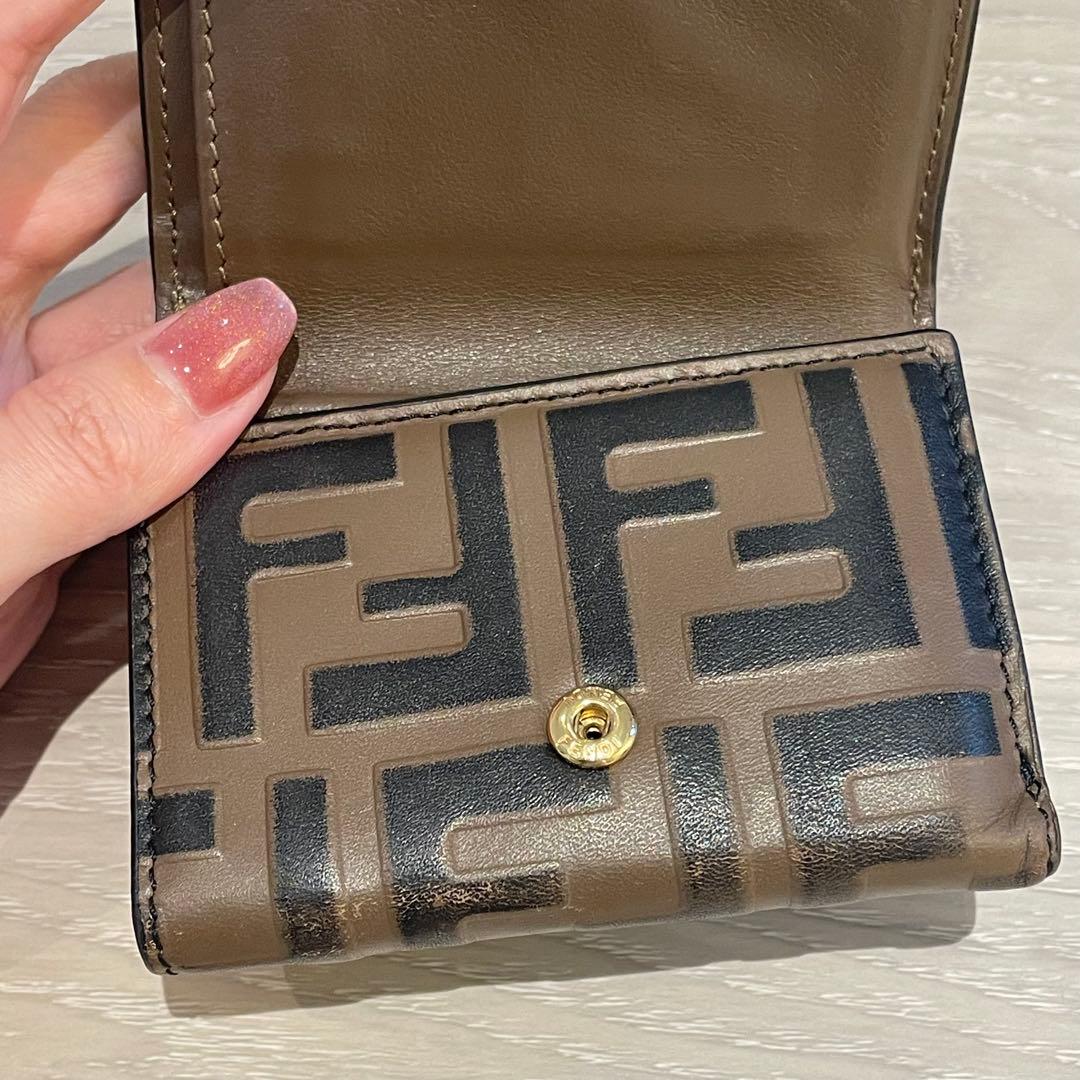 フェンディ マイクロ トリフォールド ウォレット ブラウン 折り財布 ズッカ柄