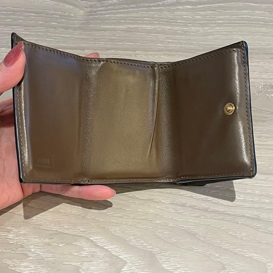 フェンディ マイクロ トリフォールド ウォレット ブラウン 折り財布 ズッカ柄