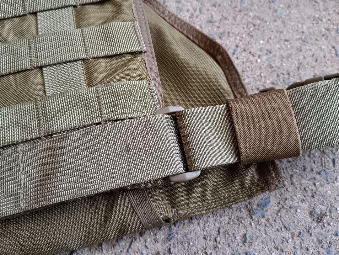 ソ*ニ様 EAGLE MBAV系 プレートキャリア カーキ 実物 放出品