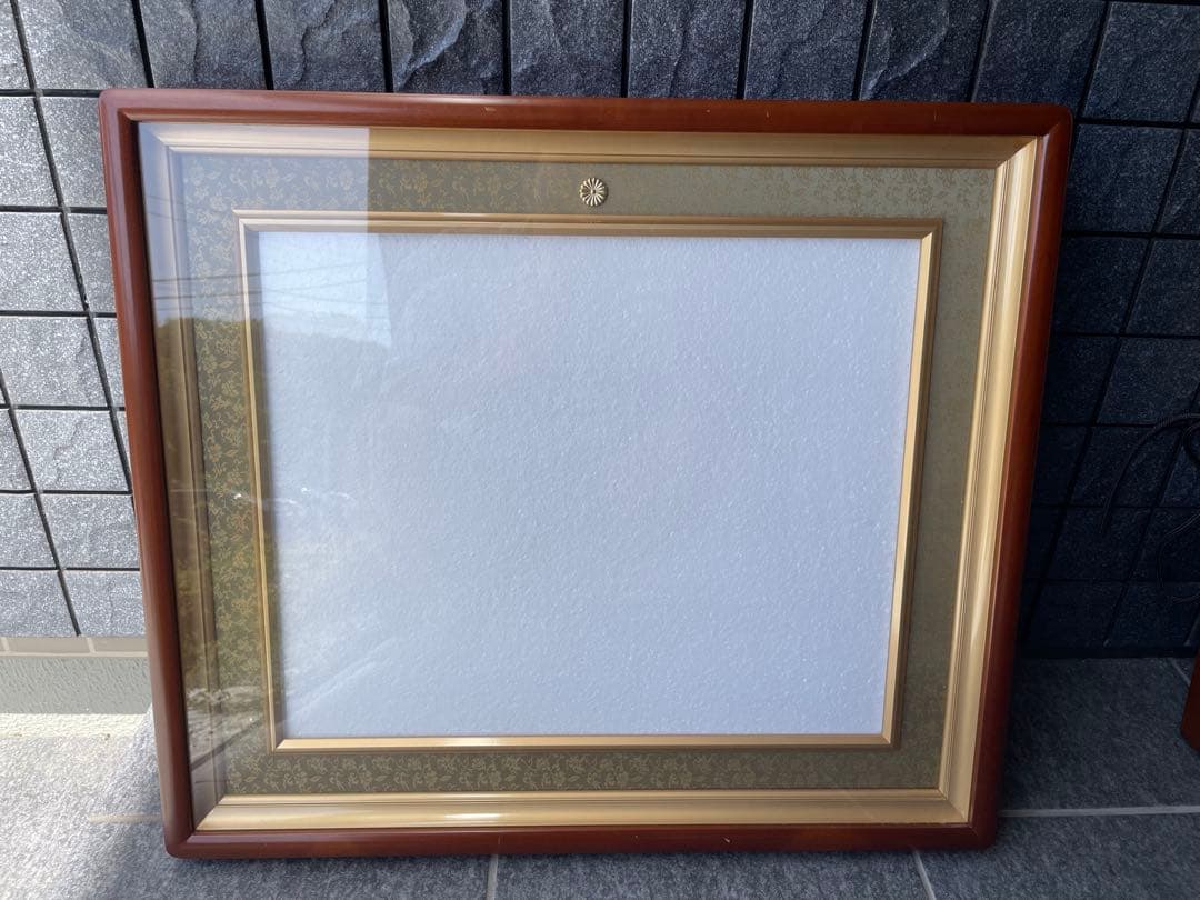 額縁ブラウン木製フレーム 花柄背景　菊御紋入り 大きめサイズ