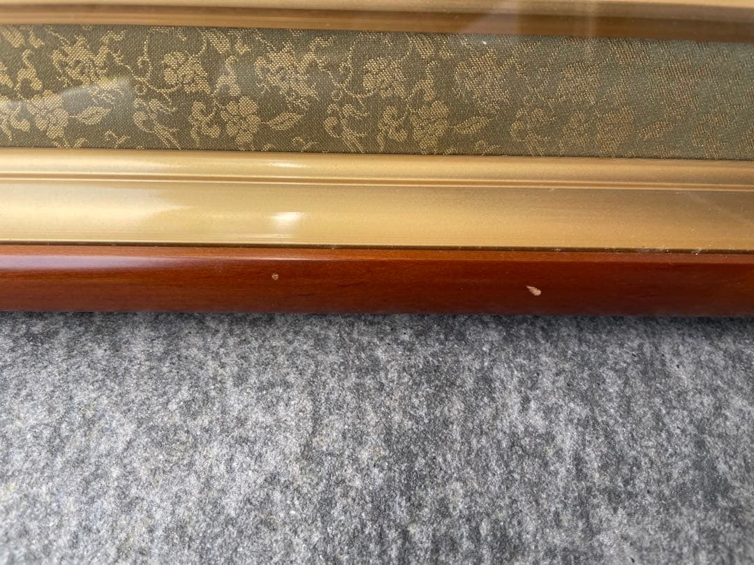 額縁ブラウン木製フレーム 花柄背景　菊御紋入り 大きめサイズ