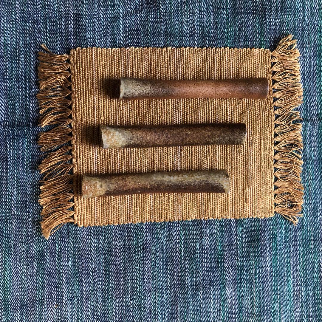 家庭画報掲載陶芸家作　信楽焼焼き締めカトラリーレスト3本セット　ウコン染絹敷物