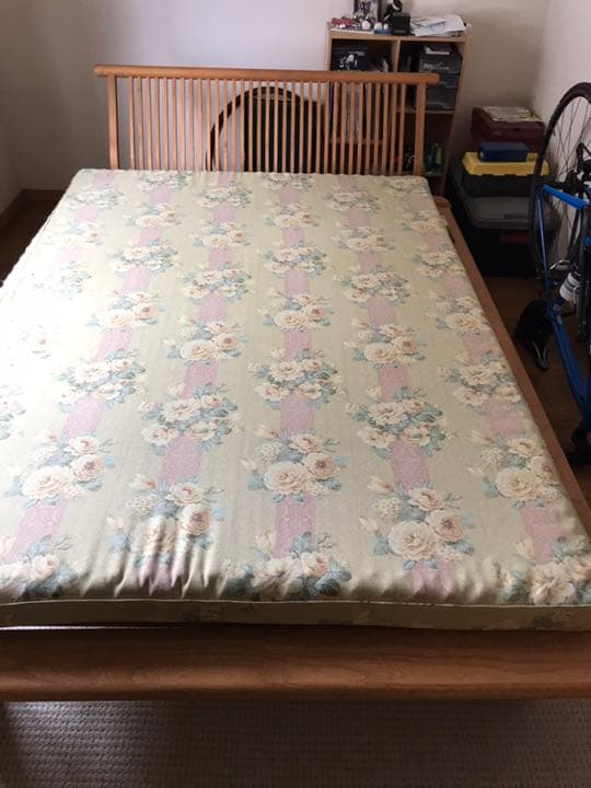 無垢の木のダブルベッド 値段交渉します。