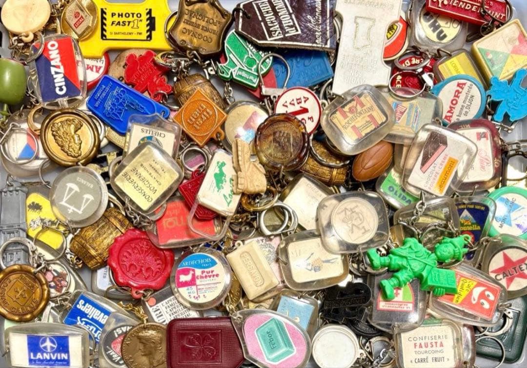 24【100個まとめて!】ヴィンテージ フランスフレンチ キーホルダー