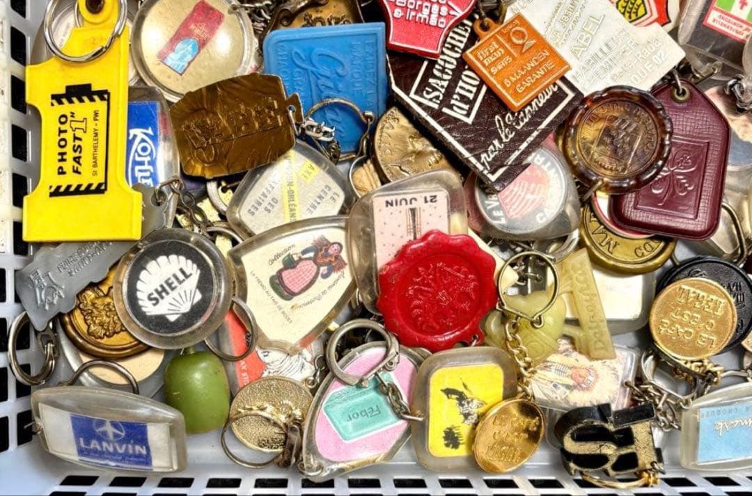 24【100個まとめて!】ヴィンテージ フランスフレンチ キーホルダー