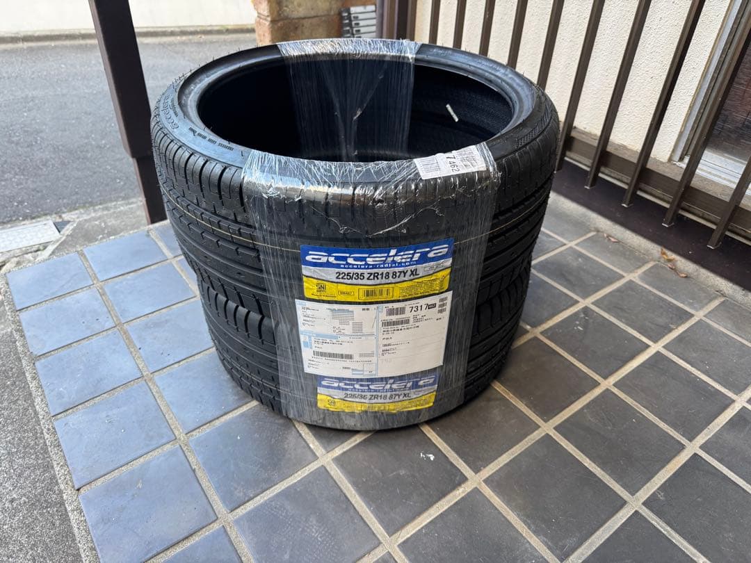 accelera 35ZR18 87Y XLタイヤ2本セット