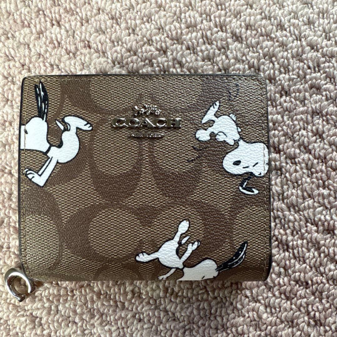COACH 　二つ折り財布　ｃチャーム　スヌーピー