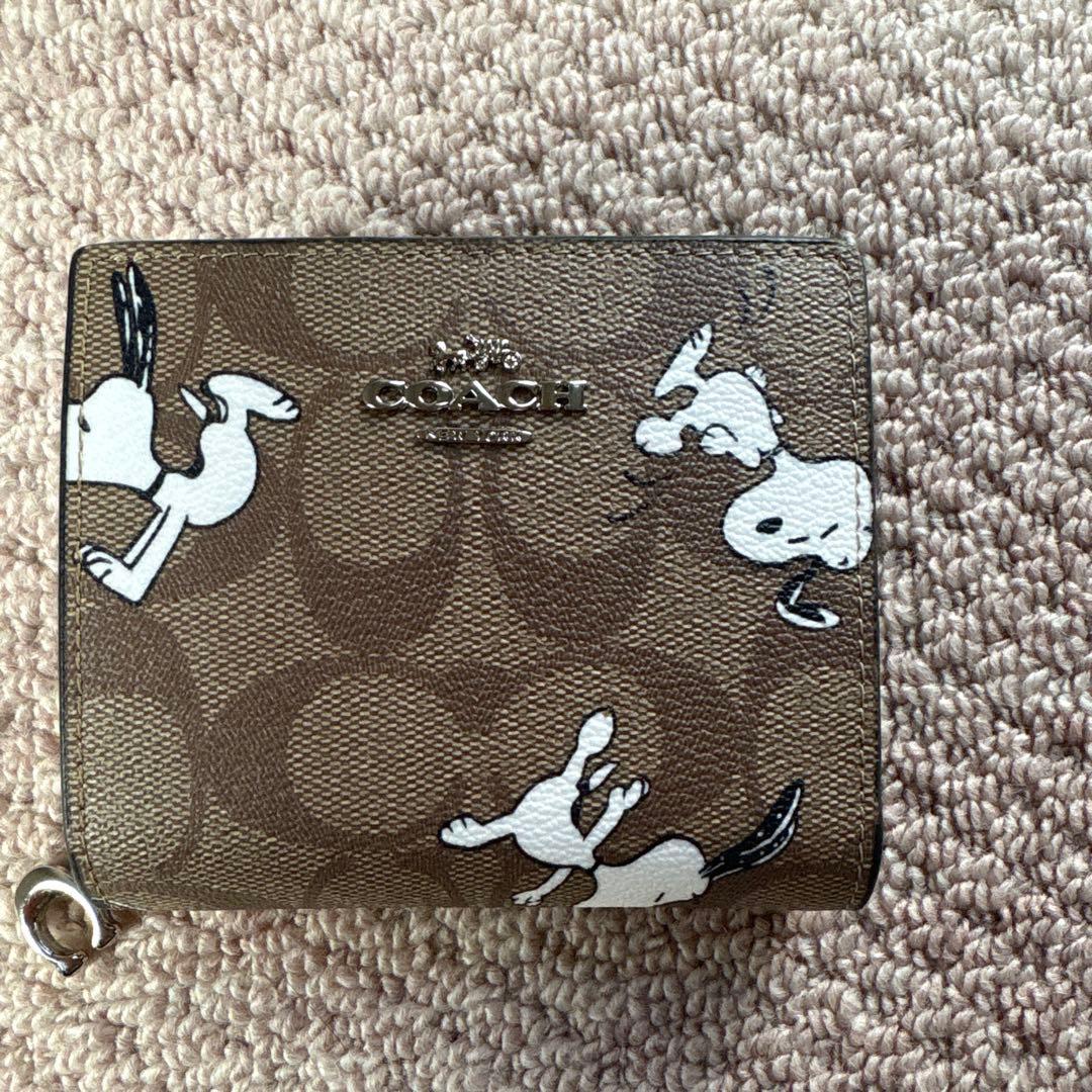 COACH 　二つ折り財布　ｃチャーム　スヌーピー