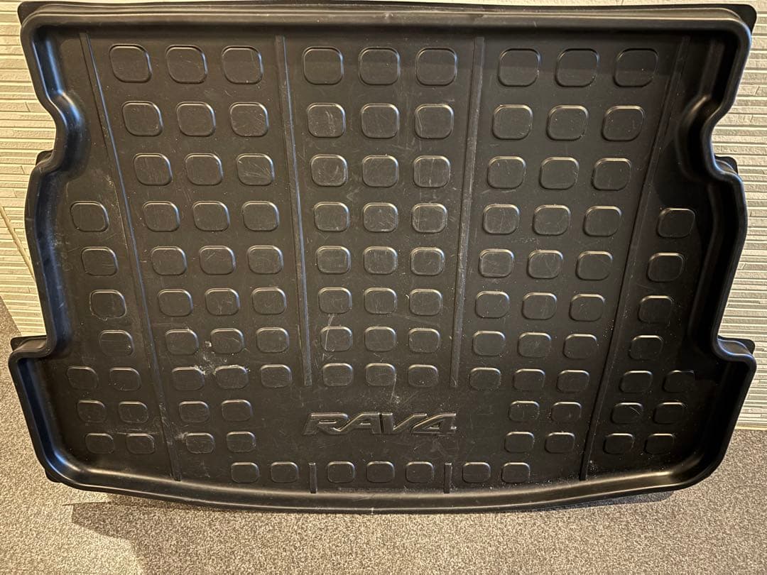 RAV4純正トノカバーとラゲッジトレイ