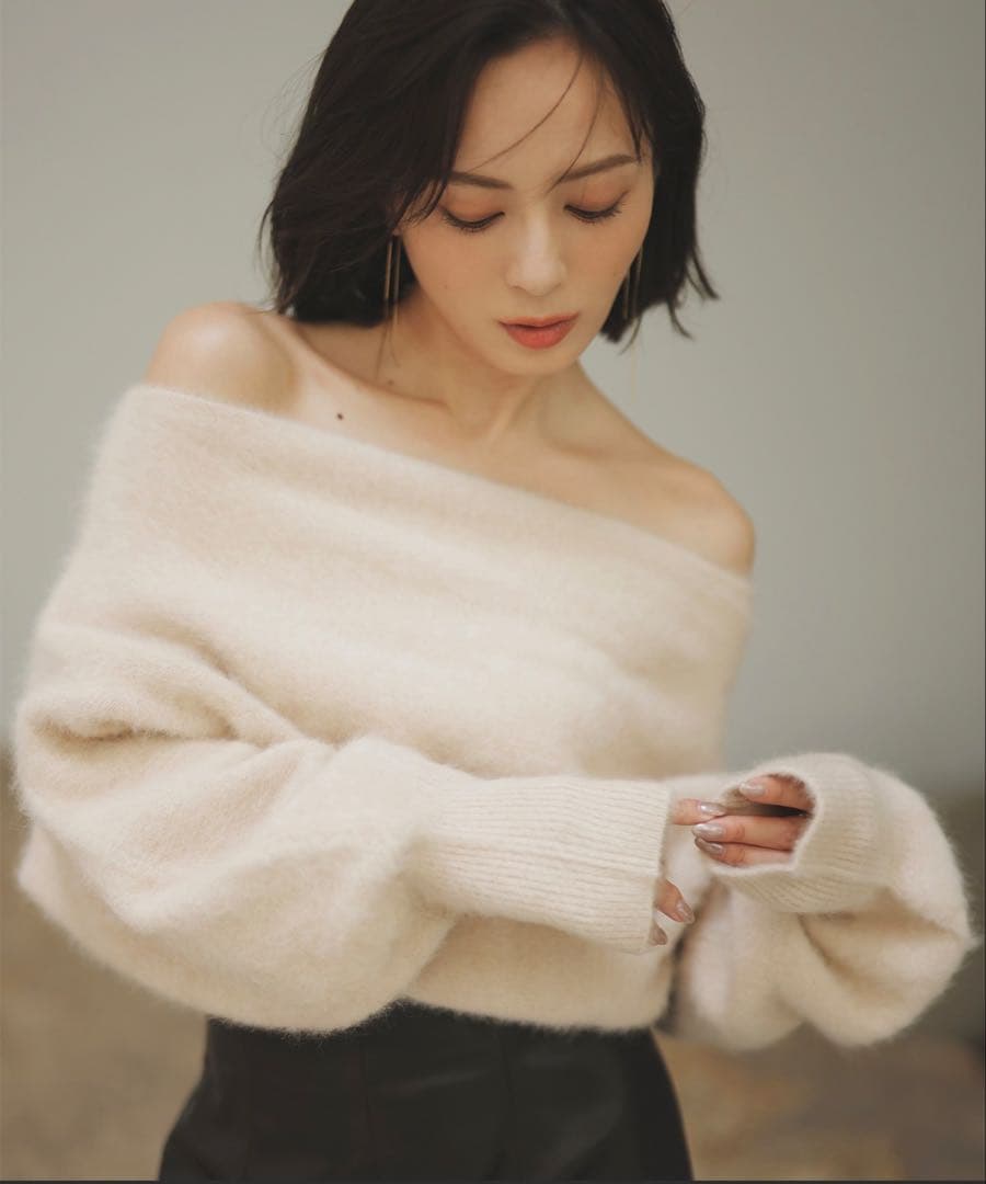 る*る様 ánuans アニュアンス ラクーンフォックスオフショルニットプルオー