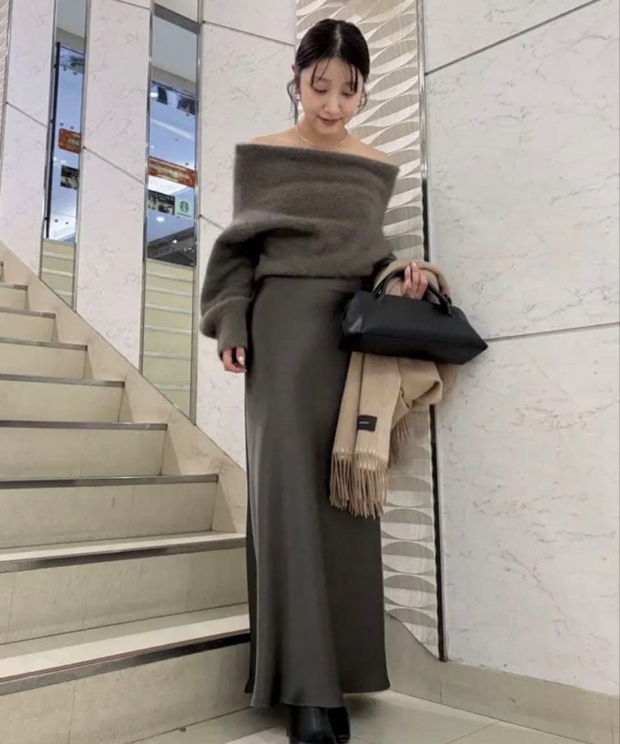 る*る様 ánuans アニュアンス ラクーンフォックスオフショルニットプルオー