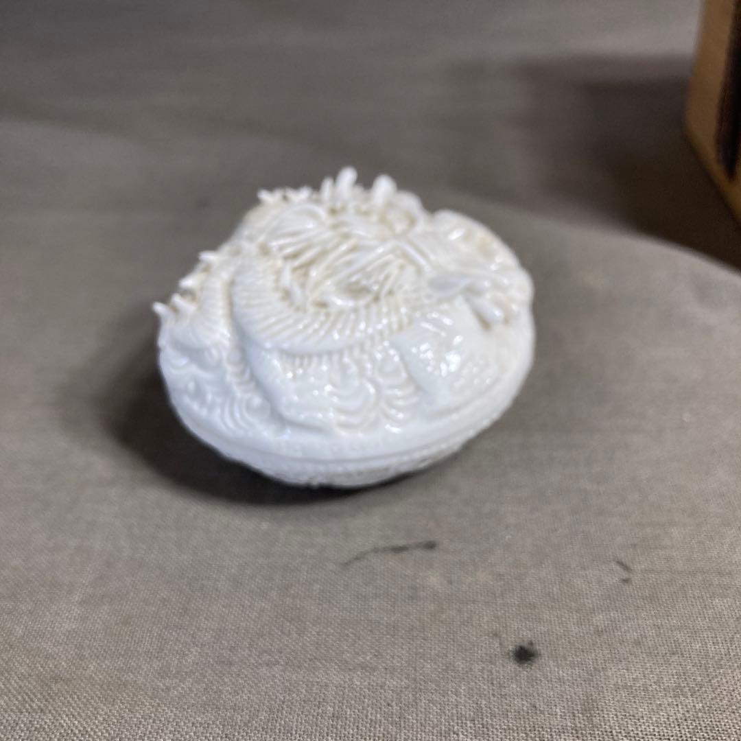 【茂右衛門】白磁彫の伝統　平戸御茶磁窯　十五代中里茂右衛門作　白磁彫龍彫　香合