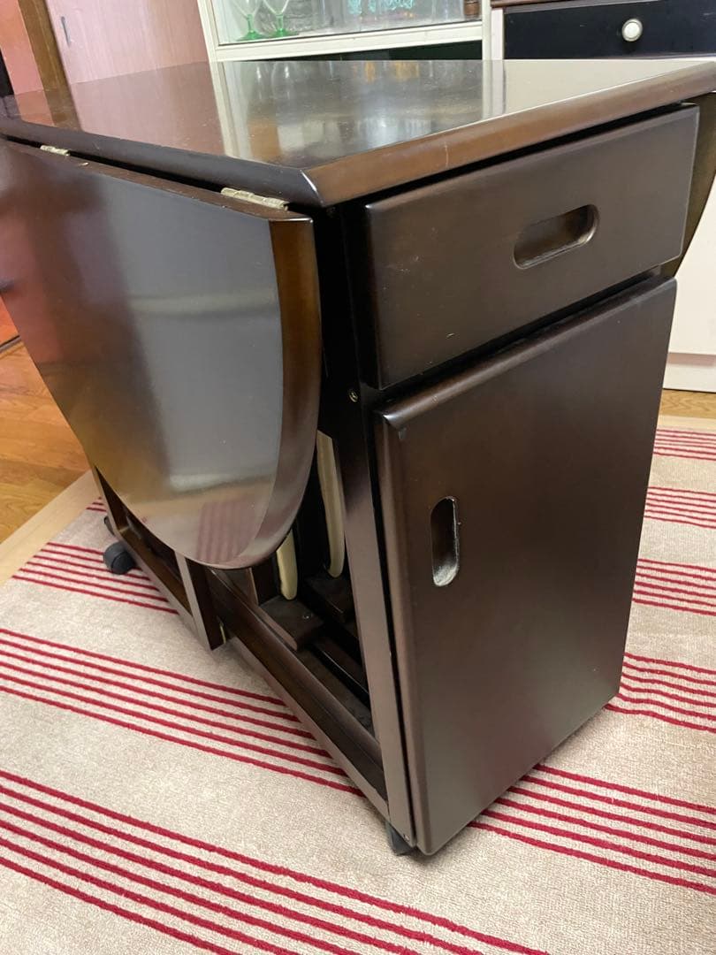 ダークブラウン楕円形ダイニングテーブルと椅子セット