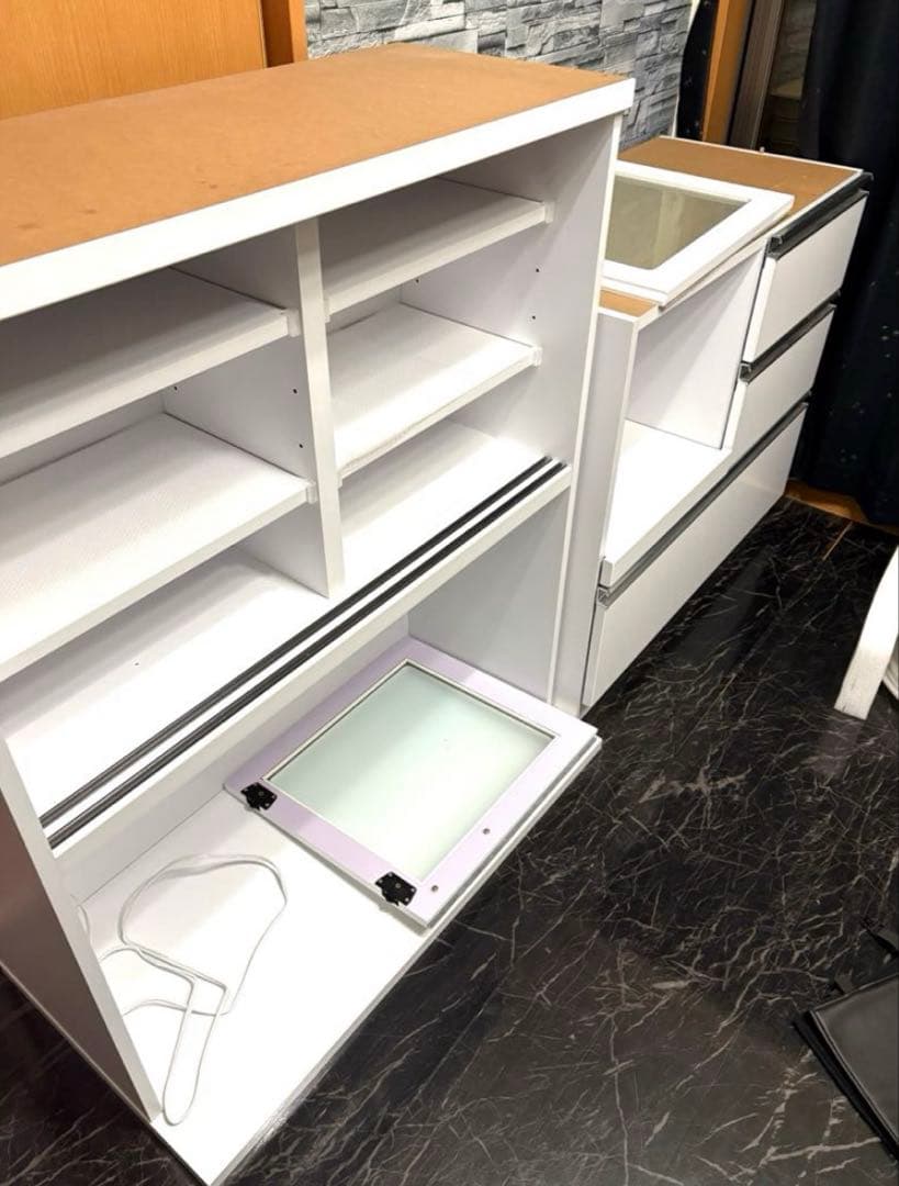 光沢キッチン収納 食器棚 新品から1年のみ賃貸で使用