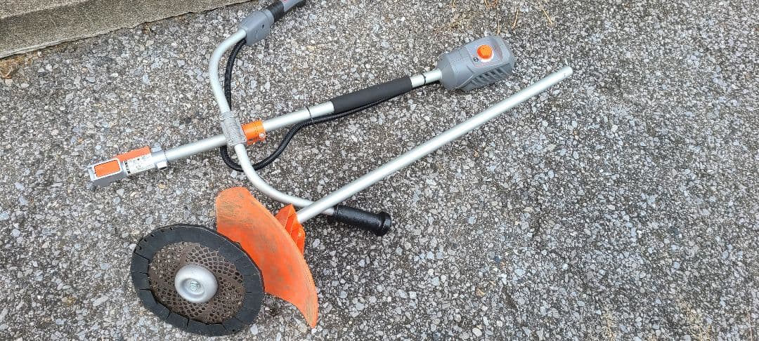 【剪定】充電式の芝刈り機•延長式枝切りハサミ、取り替えノコギリ　多数オマケ付