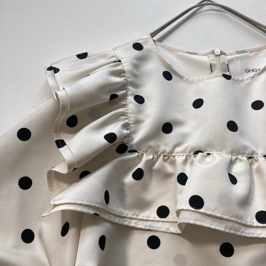 【なな】OHGA　キャンディードットフリルブラウス 洗える M アイボリー