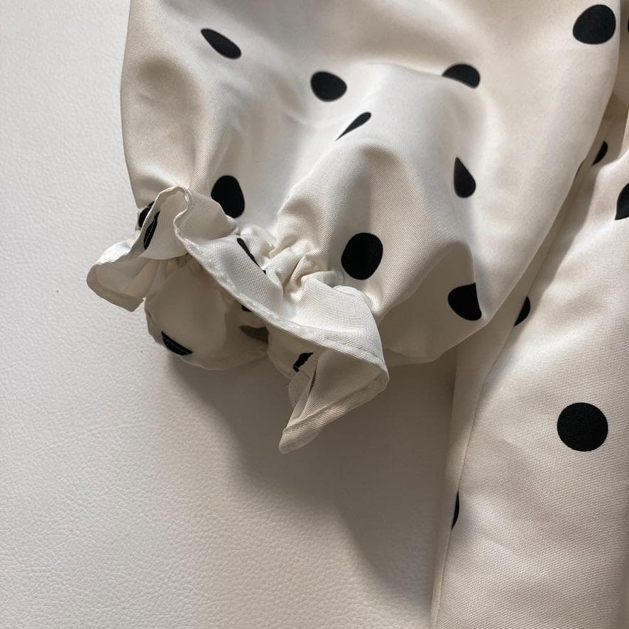 【なな】OHGA　キャンディードットフリルブラウス 洗える M アイボリー