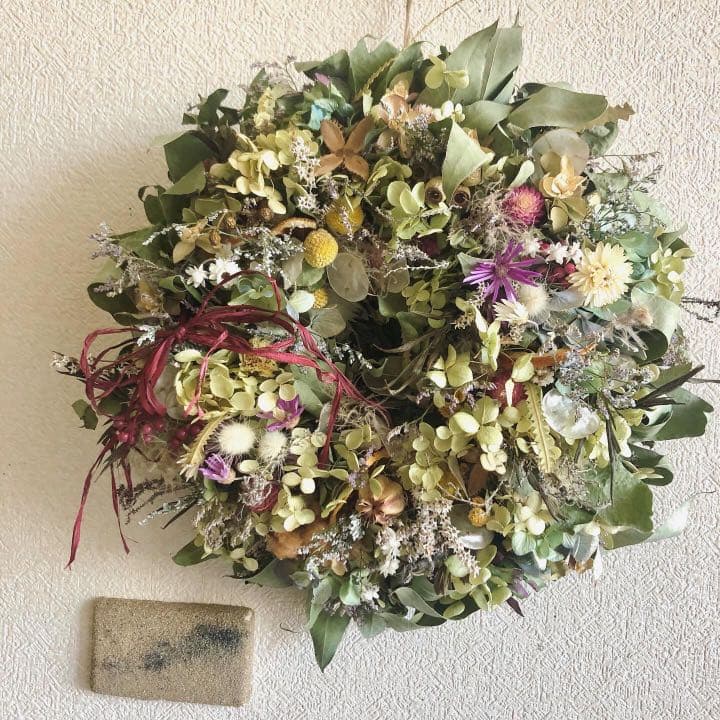 グリーンと花々のリース