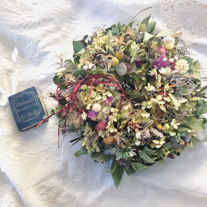 グリーンと花々のリース