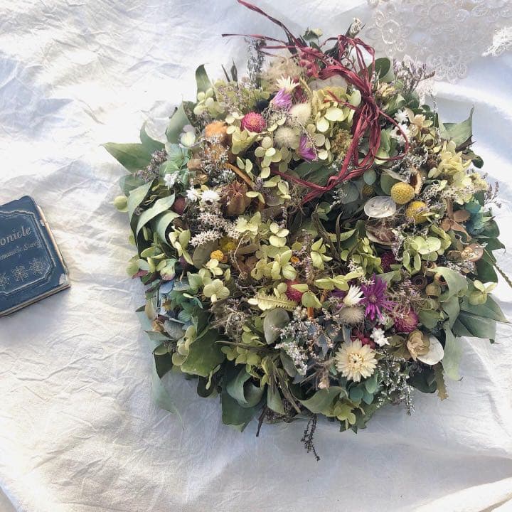 グリーンと花々のリース