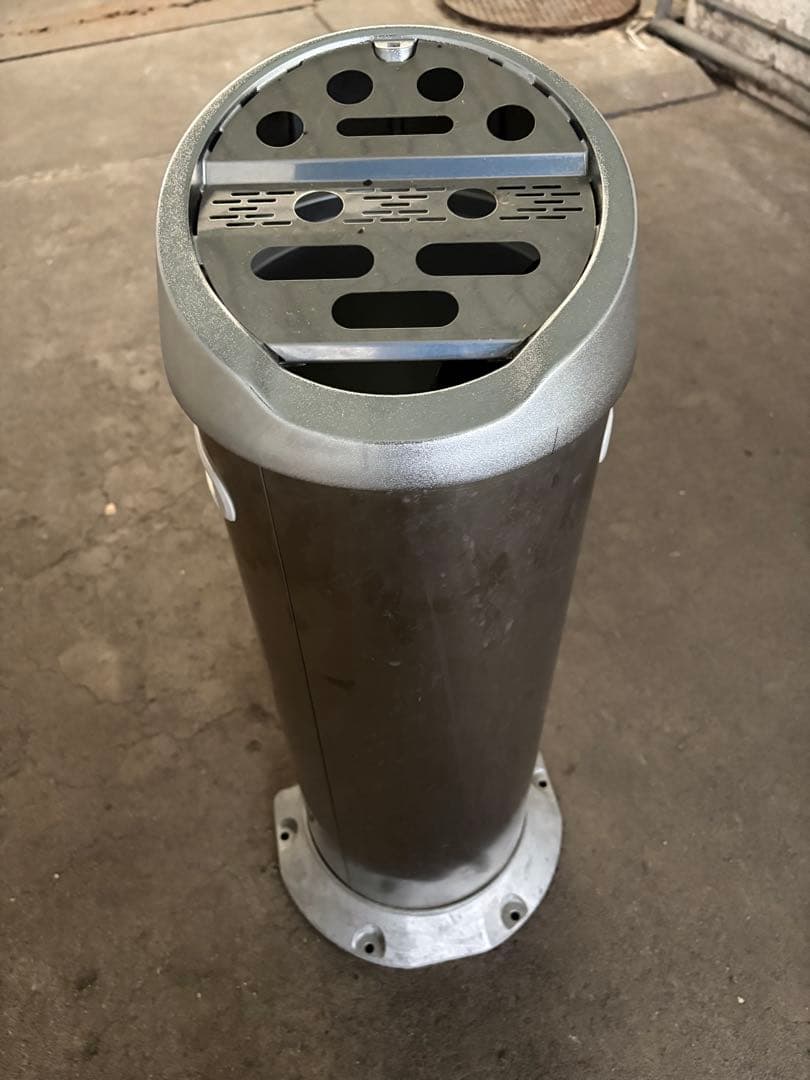 シルバー 円筒形 灰皿 金属製