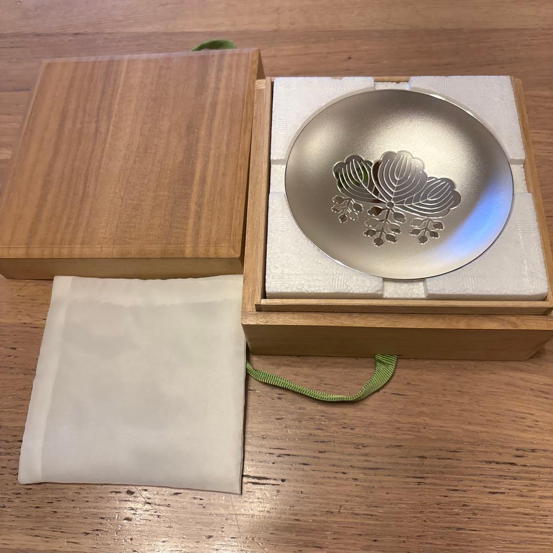 金色の花模様皿 木箱付き137ｇ