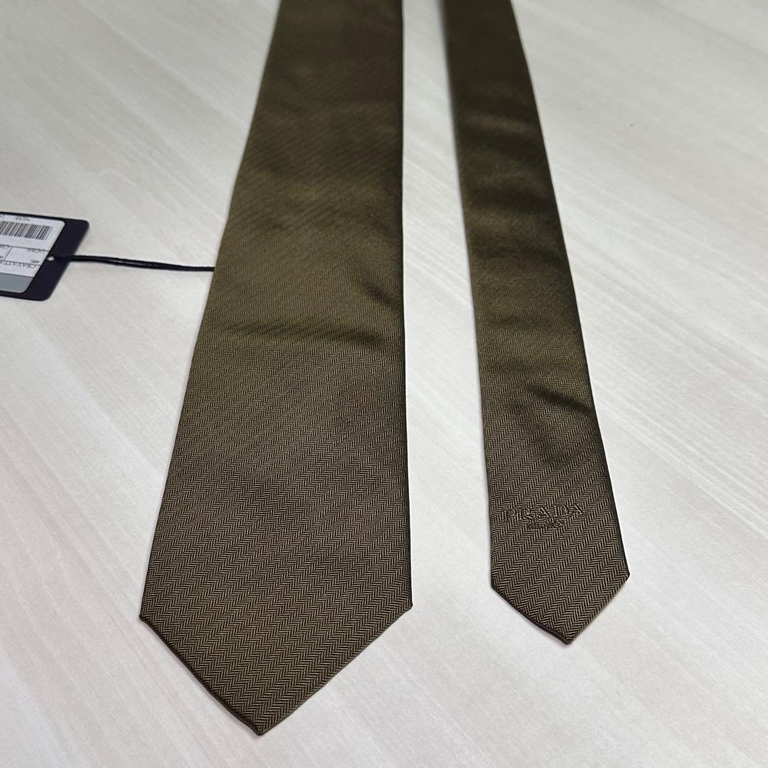 新品タグ付き☆プラダ☆ネクタイ☆カーキ☆ブラウン☆無地☆ヘリンボーン☆518